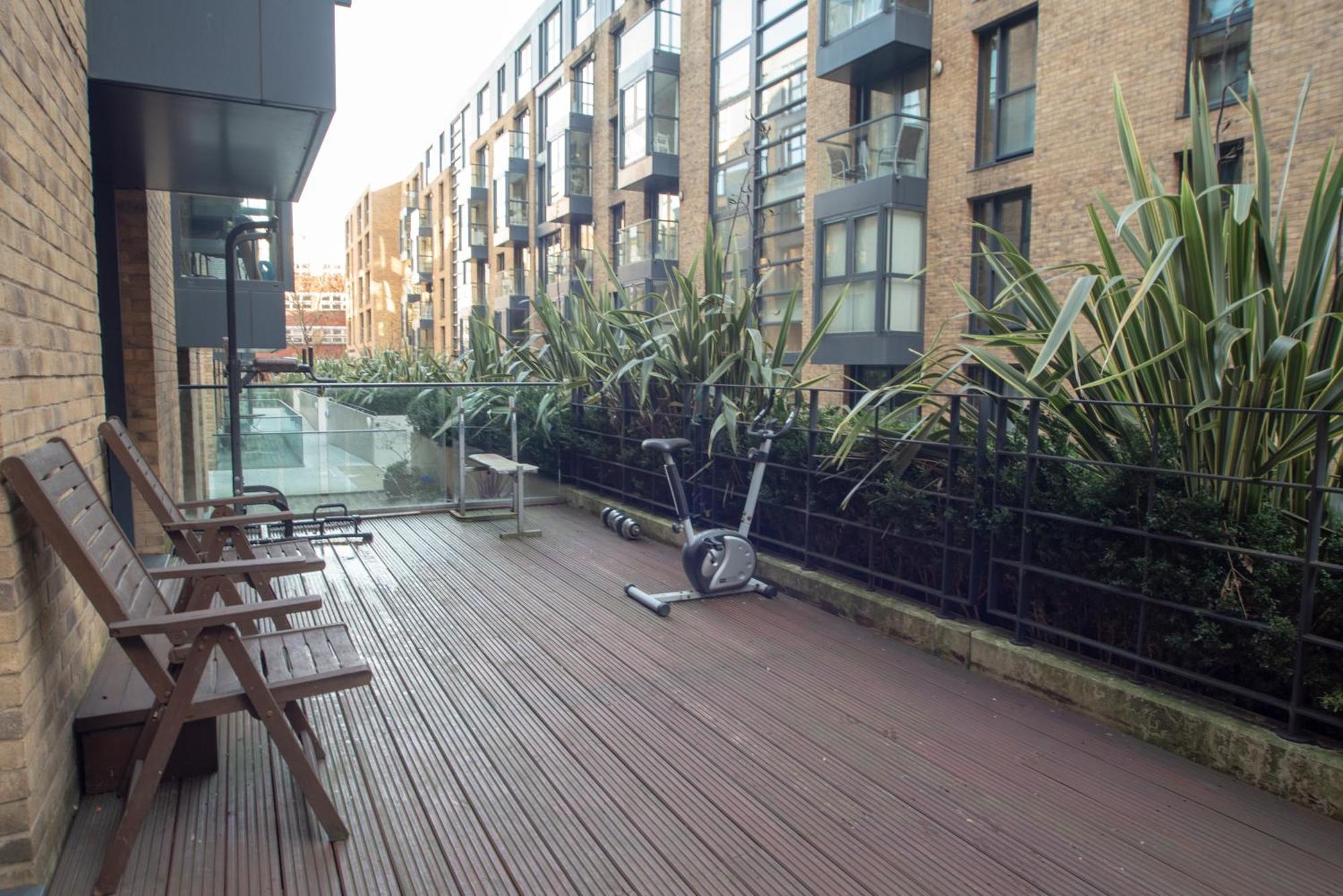 Spacious 1 Bed Apartment With Workspace, Coffee & Free Secure Parking Бирмингем Экстерьер фото