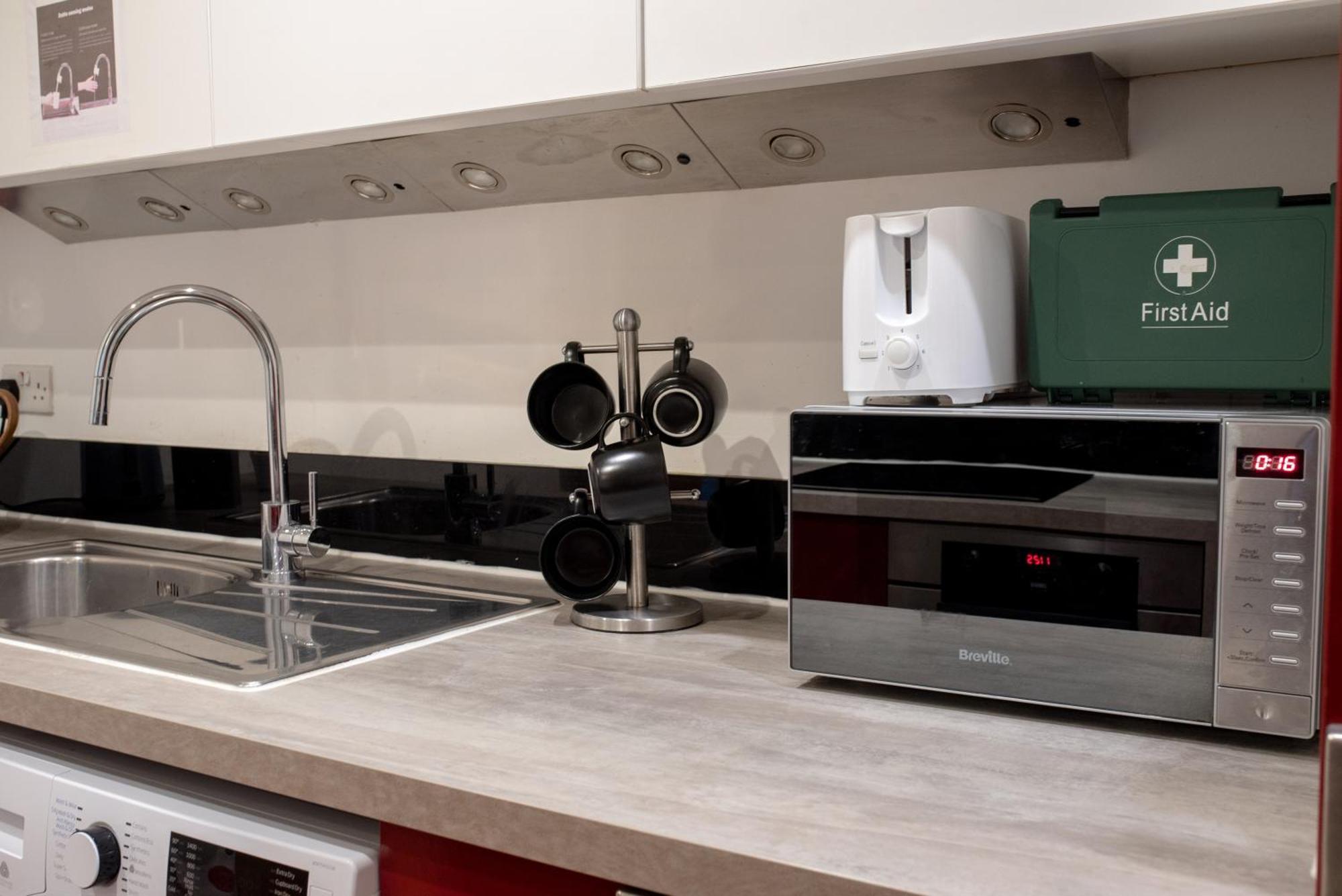 Spacious 1 Bed Apartment With Workspace, Coffee & Free Secure Parking Бирмингем Экстерьер фото