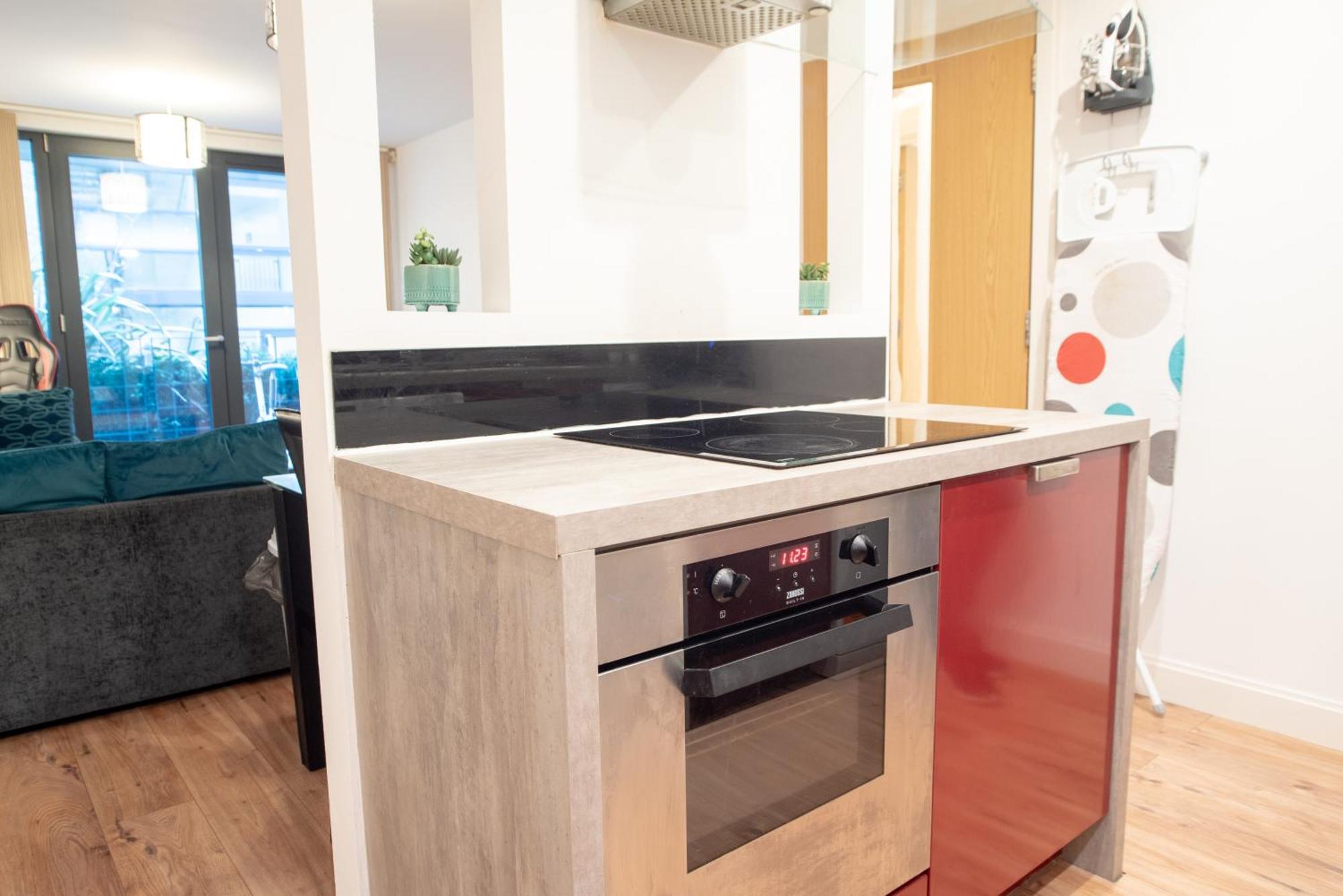Spacious 1 Bed Apartment With Workspace, Coffee & Free Secure Parking Бирмингем Экстерьер фото